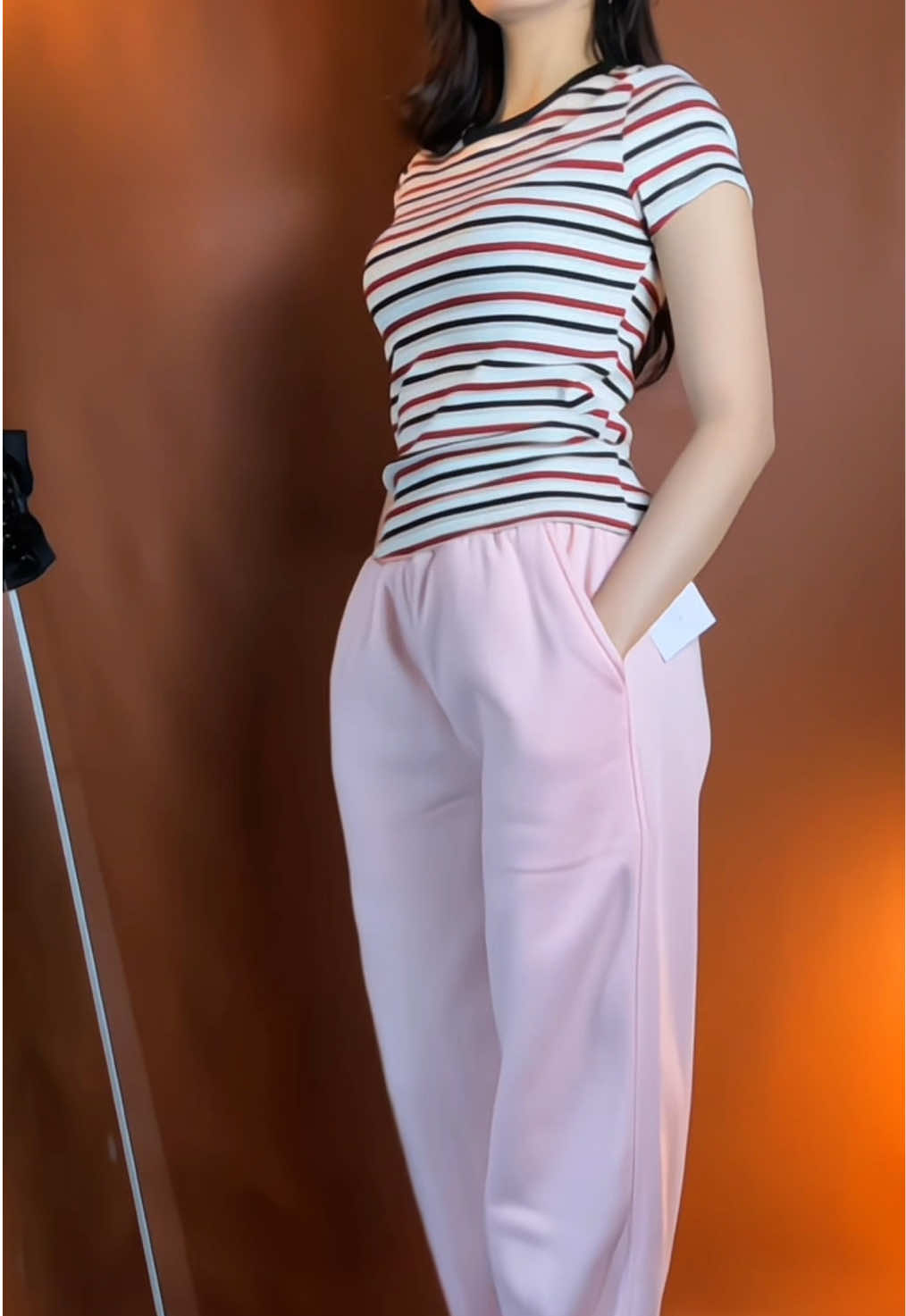 Atasan kaos viral lengan pendek garis hitam merah | Celana Sweatpants Wide baggy premium #kaosviral #kaosmurah #atasanwanita #kaoswanita #sweatpants 
