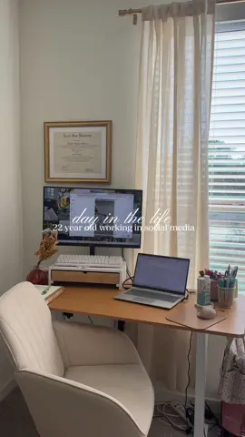 i started a new job!! ditl should include some in office days soon so i’m excited for that! #ditl #austintx #socialmedia #workday #twenties 