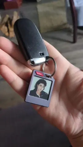 E-Ink Display Tracker from Phototag PhotoTag lets you upload any image to its built-in screen—make it truly yours with a family photo, pet picture Tracker works with Apple find my #phototag #applefindmy #tracker #keychain 