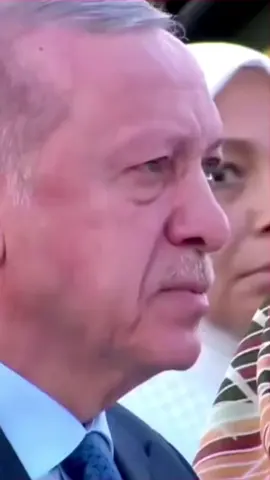 onlar zaten biliyor ve tanıyorlarda, siz bilmeyenler için söylüyorum, Erdoğan ve ailesi nasıl bir aile biliyormusunuz? ne kadar kazandığı onların, ne yiyimini, ne giyimini, ne karakterini, ne ibadetini ne yolunu değiştirebilir. kasımpaşanın kenar mahallesinde nasıllarsa yine öyleler, o yüzden onları hiç bir şey değiştiremez, onlara bugün bırak parayı dünyayı ver zerre değiştiremezsin, dün ne yediyse bugün de aynısını yer, ne giydiyse aynısını giyer, bu yüzden KUDURUYORSUNUZ..! Osmanlı'yı görmediğiniz için,ilk defa böyle bir aile gördünüz, hiç bir şekilde açığını bulup tehdit edemiyor, şantaj yapamıyor ve bu yüzden istediğinizi alamıyorsunuz, bu durum da sizi Çıldırtıyor. KUDURUN #rtedijital #receptayyiperdogan #türkiye🇹🇷 #ömertayyiperdoğan #bilalabi 