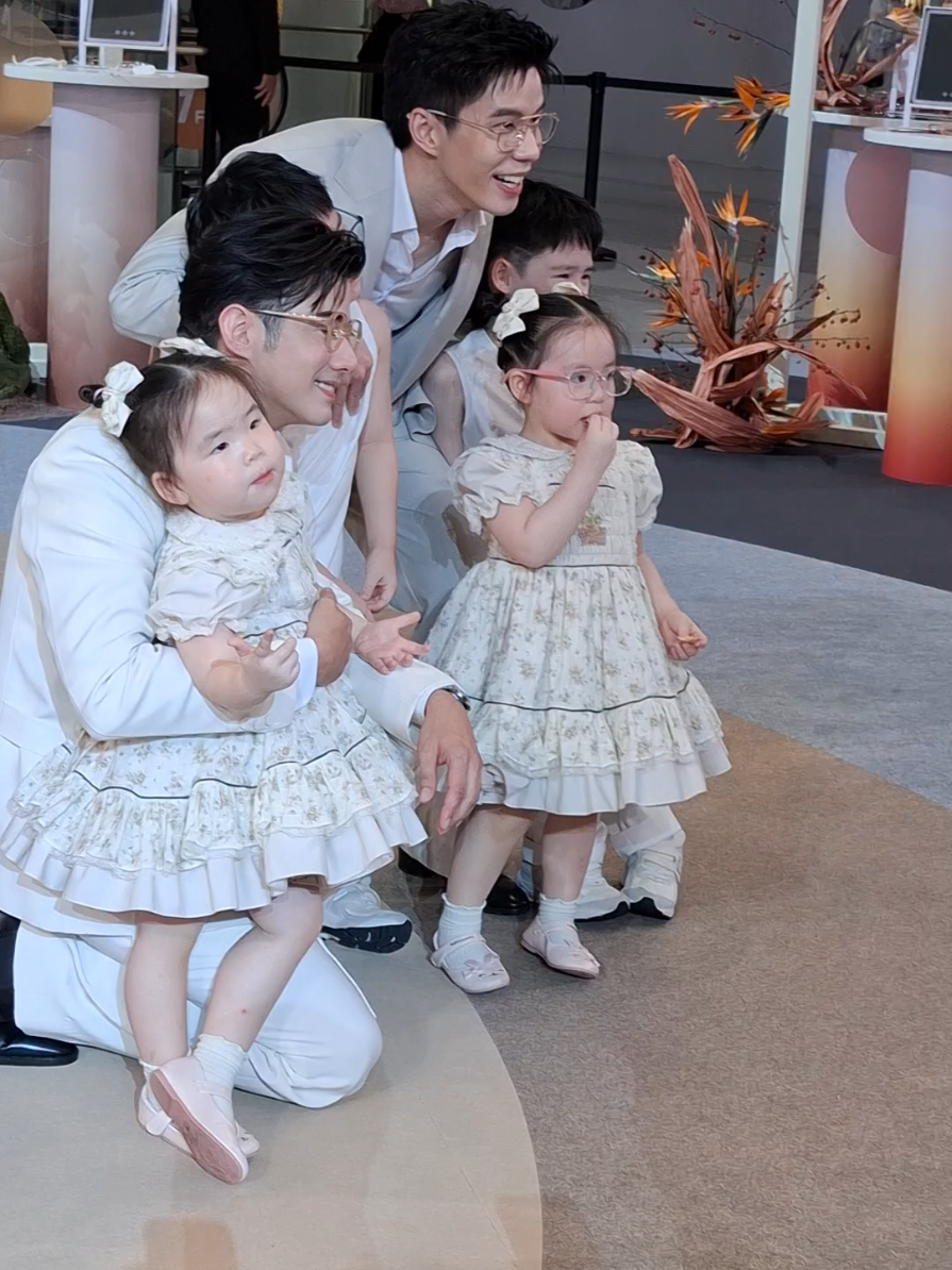 ซีนนี้คือน่ารักที่สุด #มาริโอ้เมาเร่อ #แบมปีติภัทร #พี่ธีร์น้องพีร์ #อัยวาอัญญา ร่วมงาน OWNDAYS 10th Anniversary 👓 พบกับกิจกรรมสนุกๆ ศิลปินชื่อดัง อาทิ มาริโอ้ เมาเร่อ แอนโทเนีย โพซิ้ว และมินิคอนเสิร์ตจากแดน-บีม พร้อมเปิดตัวเป็นครั้งแรก คอลเลกชันใหม่สุดเอ็กซ์คลูซีฟ 🎉📍เข้าชมงานฟรี ชั้น 1 Fashion Hall, สยามพารากอน📅 ตั้งแต่วันที่ 16–19 ตุลาคม 2568  . #OWNDAYS 