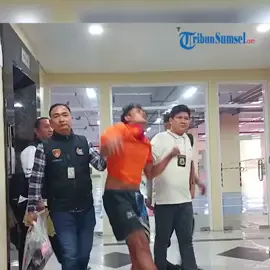Motif Febrinto Bunuh Wanita Hamil di Hotel Palembang, Minta 'Jatah' Dua Kali Korban Menolak Motif pembunuhan AP wanita hamil yang ditemukan tewas di hotel Lendosis Palembang pada Sabtu (11/10/2025) akhirnya terungkap. Pelaku bernama, Febrinto warga Desa Sudomulyo Jalur 18, Muara Padang, Banyuasin ditangkap ditangkap polisi di kediamannya pada Rabu (15/10/2025) malam. #BreakingNews #beritaviral #beritatiktok #fyp #yudidalombokreborn 