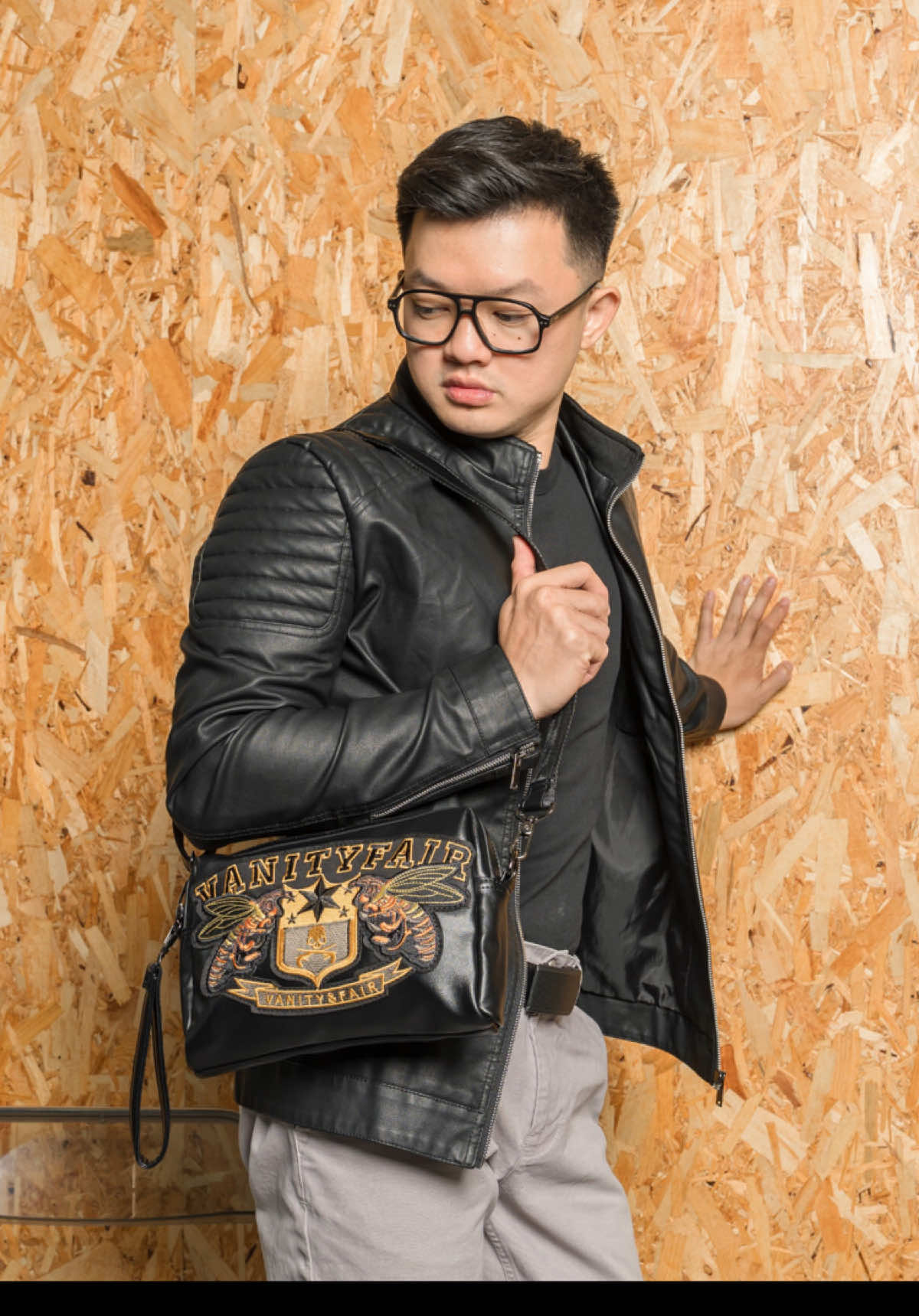 ⚡Berani Tampil Beda? Ini dia Tas Selempang Kulit Pria Premium DERRICK, yang nggak cuma fungsional, tapi juga jadi statement gaya lo! 🐝 Dengan bordiran lebah estetik di bagian depan, tas ini bukan buat cowok biasa — ini buat lo yang pede, berani, dan nggak takut dilirik. Bisa dipakai jadi tas selempang pakai tali panjang atau tas tangan pakai tali pendek — fleksibel buat hangout, jalan santai, atau aktivitas harian lo. Muat iPad mini, dompet, kunci, dan daily essentials lo. Bukan buat kerja, bukan buat kuliah — ini buat lo yang tahu gaya bukan soal formalitas. 💥 Ready to stand out? #TasSelempangKulitPria #TasKulitPriaKeren #TasPriaCasual #TasLebahEstetik #TasPriaBeraniTampil