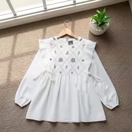 Blouse cantik, harga hemat! 👚✨ Atasan Mao Mao Bordir ini bikin penampilan kamu makin manis dan elegan 😍 Bahan adem, ringan, dan nyaman banget dipakai seharian! 🌸 Detail bordirnya halus & kelihatan mewah, cocok buat hangout, ngantor, atau acara santai. Modelnya juga mudah dipaduin sama jeans atau rok favorit kamu 🫶 🔥 Lagi ada promo spesial nih! Langsung klik keranjang kuning di bawah ini 🛒 sebelum kehabisan~ #blouse #blousewanita #maomaoblouse #fypシ゚ #foryouu 