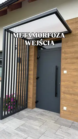 Brakowało nam zadaszenia nad drzwiami. Długo myślałam, nie wiedziałam na co się zdecydować🧐🧐🧐. Z pomocą przyszedł wykonawca od płotu, który robił u nas również balustrady. I razem wymyśliliśmy taki daszek z małą konstrukcją. Moim zdaniem wyszło super, ale… no właśnie ten poliwęglan na daszku ani trochę mi się nie podoba🙈🥴Psuje cały efekt tej konstrukcji. Czekam aż nas wspaniały wykonawca przybędzie i wymienimy na szkło (w planach było tylko dokończenie bo brakuje opierzenia i nakładek na śruby, ale zrobimy wymianę na szkło). Tak, tak znajomość z tym wykonawcą to „trudna miłość”😂🤦🏼‍♀️Jest solidny i dokładny, rozsądny cenowo, ale terminy i dotrzymywanie obietnic to nie są jego mocne strony 🥴😉a ja mam już dość stalkowania Go telefonami 🤷‍♀️😉Cóż czekam cierpliwie i zrobimy małą podmiankę bo w tej wersji z tym poliwęglanem to raczej  nie przejdzie.  Wymiary konstrukcji:  Wysokość : 255 cm  Szerokość : 112 cm Szerokość lameli: 5 cm ( pierwszy i ostatni 6 cm) Odstępy między lamelami: 7 cm Stal malowana proszkowo, antracyt. Daszek poliwęglan  Dajcie znać czy podoba Wam się nasza inwencja twórcza z tą konstrukcją 😆😉 ▪️metamorfoza wejścia ▪️daszek ▪️nowy dom ▪️dom ▪️budowa domu ▪️mały dom  #małydom #nowydom #budowadomu #budowa #wejściedodomu 