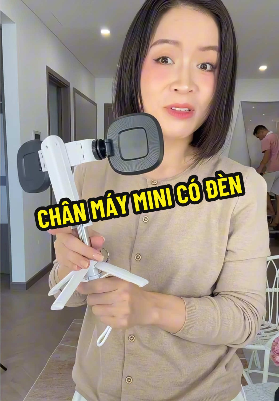Các bạn muốn đi đâu cũng tự quay được, có thể lựa chọn loại chân máy nhỏ nhắn xinh xắn này nha. Có loại có đèn và loại không có đèn, nhưng mình nghĩ là cứ lấy luôn cái có đèn cho chắc. Để ở trong bối cảnh nào mình cũng có thể quay được nè! #TikTokAwardsVN #thaophamlivestream #daotaolivestream #giadodienthoai 
