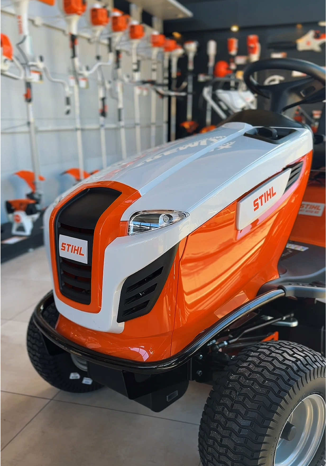 Concesionario oficial de STIHL 🧡 Nuevos tractores 🥇🤩 Te esperamos en nuestras sucursales! 📍Av. Bartolomé Mitre 2322 - Moreno 📍Acceso Oeste K41, Colectora Norte, La Reja #tractor #tractors #agro #stihl 