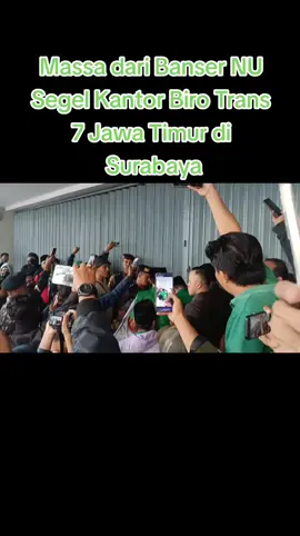 Massa dari Banser NU segel kantor Biro Trans 7 Jatim di Surabaya. #banser #ansor #nu #trans7 #lirboyo #santri #pondok 