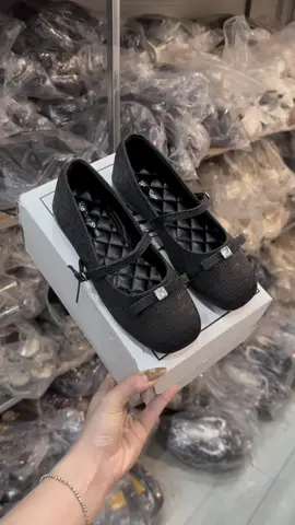 Màu đen cũng đẹp mà dễ đi lun á #depsandal #xuhuongtiktok #giayxinh #giaynu #giaybupbenu 