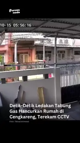 Cengkareng - Rekaman kamera pengawas (CCTV) memperlihatkan momen mengerikan ketika sebuah tabung gas elpiji 12 kilogram meledak di sebuah rumah mewah yang berada di Kompleks Taman Palem Lestari, Cengkareng, Jakarta Barat, pada Rabu (15/10/2025) sekitar pukul 05.55 WIB. Dalam rekaman yang beredar, terlihat ledakan berasal dari dalam rumah dan menimbulkan guncangan hebat. Bangunan dua lantai tersebut tampak bergetar hebat sebelum akhirnya sebagian besar strukturnya runtuh akibat ledakan. Menurut keterangan pihak berwenang, ledakan diduga dipicu oleh kebocoran pada regulator tabung gas elpiji berukuran 12 kilogram yang berada di salah satu rumah dalam kompleks perumahan mewah tersebut. #tabungelpijimeledak #cengkareng #perumahanelite #fyp