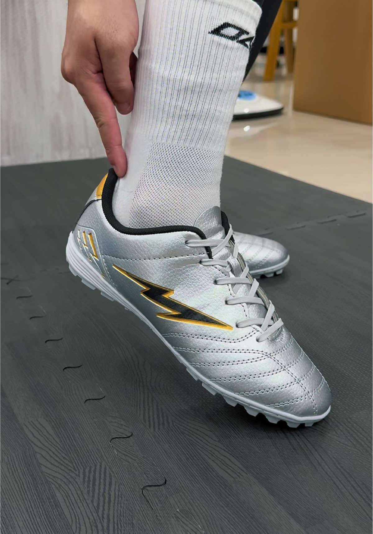 Gợi ý mẫu giày đá bóng Mesut Neo Lite #BóngĐá #Football #giàyđábanh #reviewgiaydabanh #giàyđábóng       