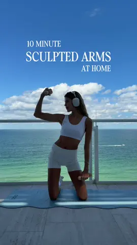 I love this quick arms routine for that immediate definition! Looks easy but it really burns 💪 🔥 Do each workout for 1 min, let’s go!  #HomeWorkout #AtHomeWorkout #WorkoutForWomen #pilatesarms #quickworkout 