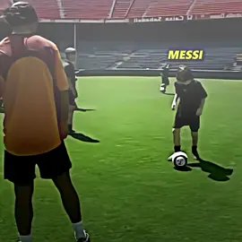 صداقه ميسي و رونالدينيو 😍❤️. #messi #ronaldinho #barcelona #football #fyp 