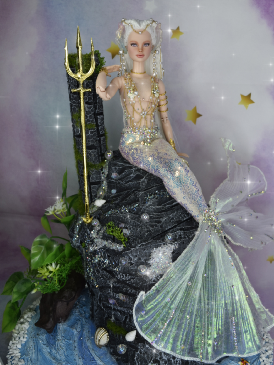Barbie sirena Isiriel 🤍💛 Un encargo con el que disfrute muchísimo, aquí os dejo su historia 💖. 🐚✨ Isiriel, la Sirena Blanca del Velo Marino Se dice que Isiriel nació del primer rayo de luna que tocó las aguas del mundo antiguo. Su cabello blanco ondea como nubes sumergidas, y su piel brilla con la luz de las estrellas sumergidas. Habita en un reino oculto bajo una capa de niebla perpetua, donde solo las criaturas más puras pueden entrar. Isiriel no canta para atraer… canta para proteger. Sus melodías sanan corazones rotos y revelan verdades que el mar ha intentado olvidar. Algunos aseguran haberla visto aparecer en naufragios, no para arrastrar marineros, sino para salvarlos del olvido. Su cola, adornada con cristales de escarcha marina, resplandece con tonos iridiscentes solo visibles en la oscuridad.🤍🤍 #barbiedoll #barbietiktok #barbiegirl #salemcitydolls #barbie 