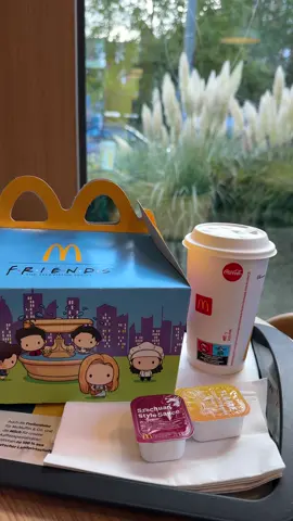 «Friends» в MacDonald!!! Аааа, які ж вони класні! Я хочу всю колекцію! @McDonald‘s Deutschland #mcdonaldsdeutschland #friendsmenü #macdonalds #friends 
