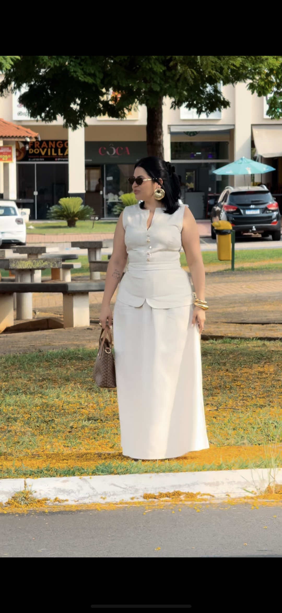 ✨ “Um vestido, dois moods.” O linho entrega leveza e sofisticação, enquanto a modelagem garante conforto e presença. Com papete, ele acompanha o dia a dia com estilo. Com sandália, se transforma num look elegante e refinado. É o tipo de peça que transita com facilidade entre o casual e o chic — o verdadeiro curinga do Closet. 💫 #moda #modafeminina #look #transicao #creatorsearchinsights 