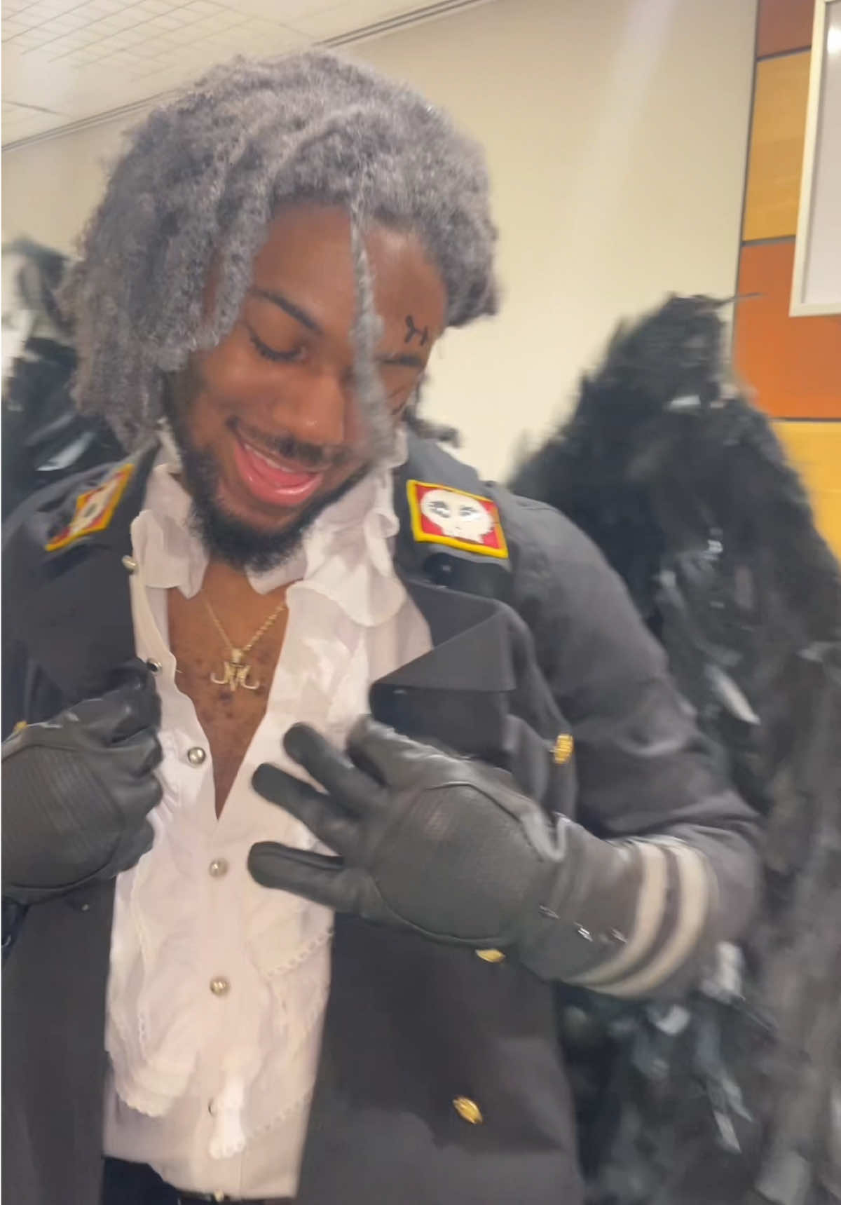 King’s outfit is one of the best in the show and he isn’t giving away his secret on where he got it 🔥 Bulma: @Kira ☆ | Cosplayer  #nycc #newyorkcomiccon2025 #anime #onepiece #kingonepiece 