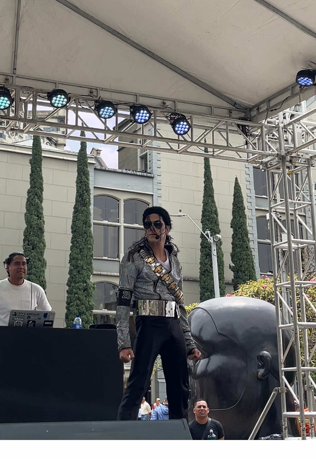 JAM! ☄️ Dimos apertura al evento Caiga Pues en Plaza Botero, Medellín! #mjtribute #michaeljackson #mjimpersonator 