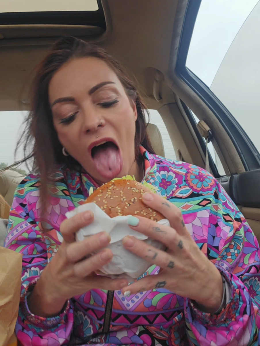 Ik wil gwn de Chicken Sensation permanent op t menu terug! 🍔😭 #essociaal #mcdonalds #fastfood 