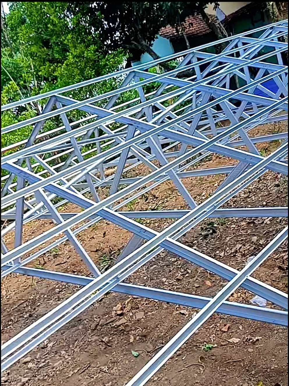 proses pemasangan rangka +atap galvalum ukuran 7×8,5 meter full bajaringan #bajaringan #padahariini #bajaringanpati #kanopibajaringan #galvalum 