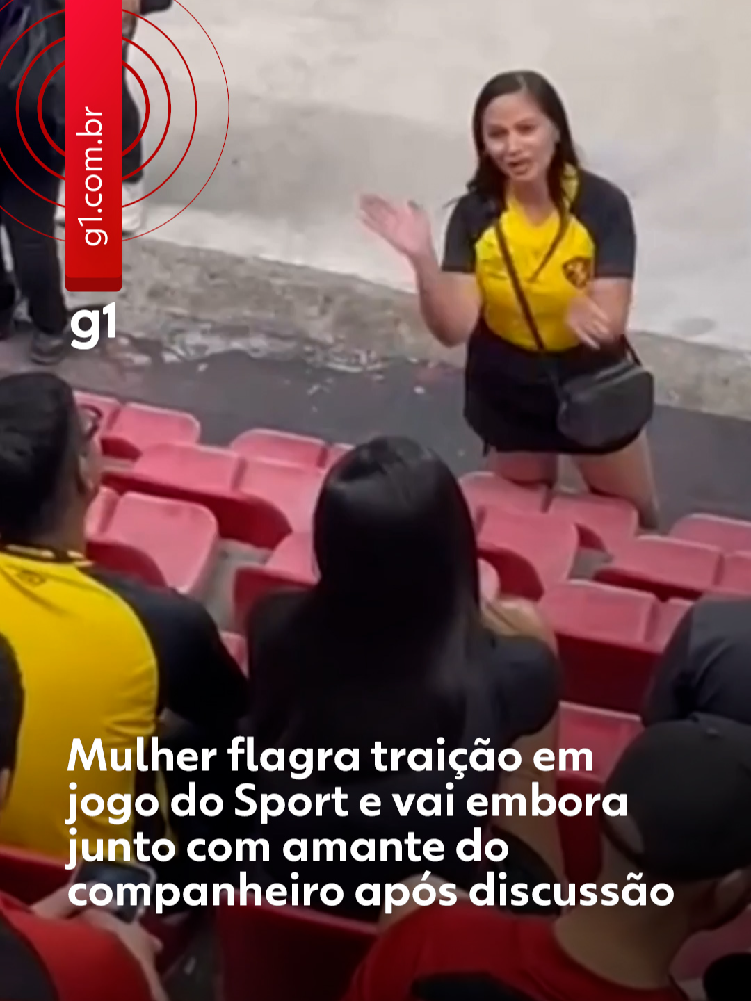 Recife - Uma mulher flagrou o companheiro junto com a amante no jogo de futebol entre Sport e Ceará, pela Série A do Campeonato Brasileiro, na noite de quarta-feira (15), na Ilha do Retiro, estádio que fica no bairro de mesmo nome, na Zona Oeste do Recife. A situação inusitada foi filmada por outro torcedor, e as imagens foram postadas nas redes sociais. Nas imagens, é possível ver o momento em que a mulher se aproxima do companheiro e diz: “É para olhar mesmo, para ver quem é você”, aplaudindo, de forma irônica, o casal. O vídeo também mostra a mulher afirmando que o relacionamento terminou e dando tapas no homem. O vídeo, no entanto, tem um final inusitado. As duas mulheres descem juntas pelas cadeiras do setor social e seguem em direção à saída do estádio. É possível ouvir um torcedor narrando que o homem envolvido na confusão já havia ido embora do local. O g1 entrou em contato com a mulher traída e perguntou se ela queria se pronunciar sobre o que aconteceu, mas ela disse que preferia falar sobre o caso quando se sentisse menos triste. Clique em 'leia o artigo' para ler a reportagem completa. #Sport #Recife #g1local #g1 #tiktoknotícias