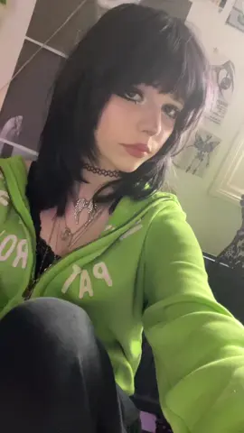 My hair is so bad today #purplehair#nails#green#Eyeliner#outfit@‧₊˚ ⋅Nelly‧₊˚ ⋅ @stella🗝️🪷🐈‍⬛ 