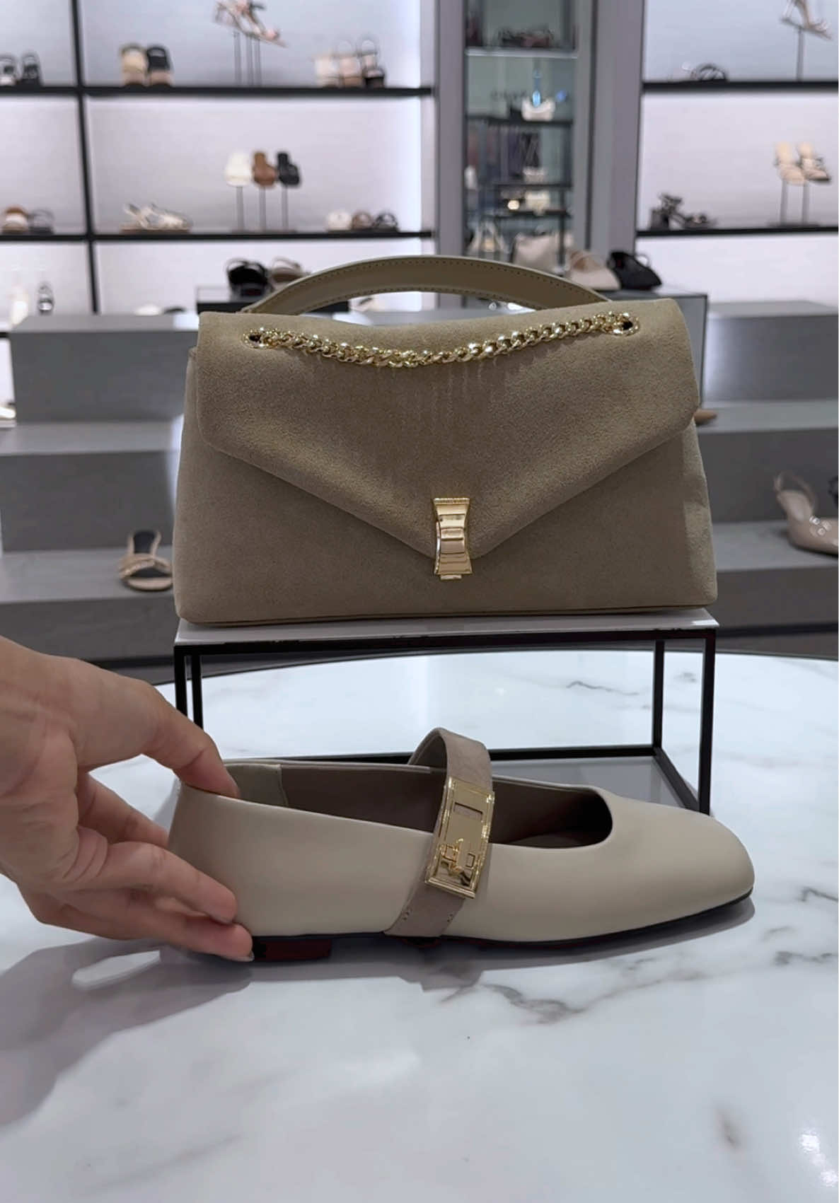 • túi CNK	“Đeo vai sang – đeo chéo xinh, túi da lộn chuẩn gu nàng tinh tế 💅” #túi #trending #tuixach #unboxing #quatang 