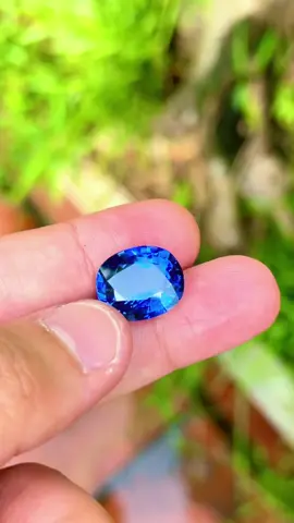 Đẳng cấp natural saphiare Royal blue xanh rực lửa cắt facet hoàn hảo sạch tinh hàng chuẩn thiên  nhiên tuyệt đẹp hiếm có-trọng lượng đá: 11,28cts hàng VIP cực hiếm ngoài đẹp hơn video ạ #xuhuong #daquylucyen 