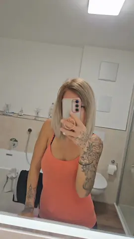 ... wir färben alleine die Haare & ich schneide sie mir auch alleine, so wird wenigstens der Friseur besuch gespart 😂🤙 #me #nichtperfekt #färben #schneiden 