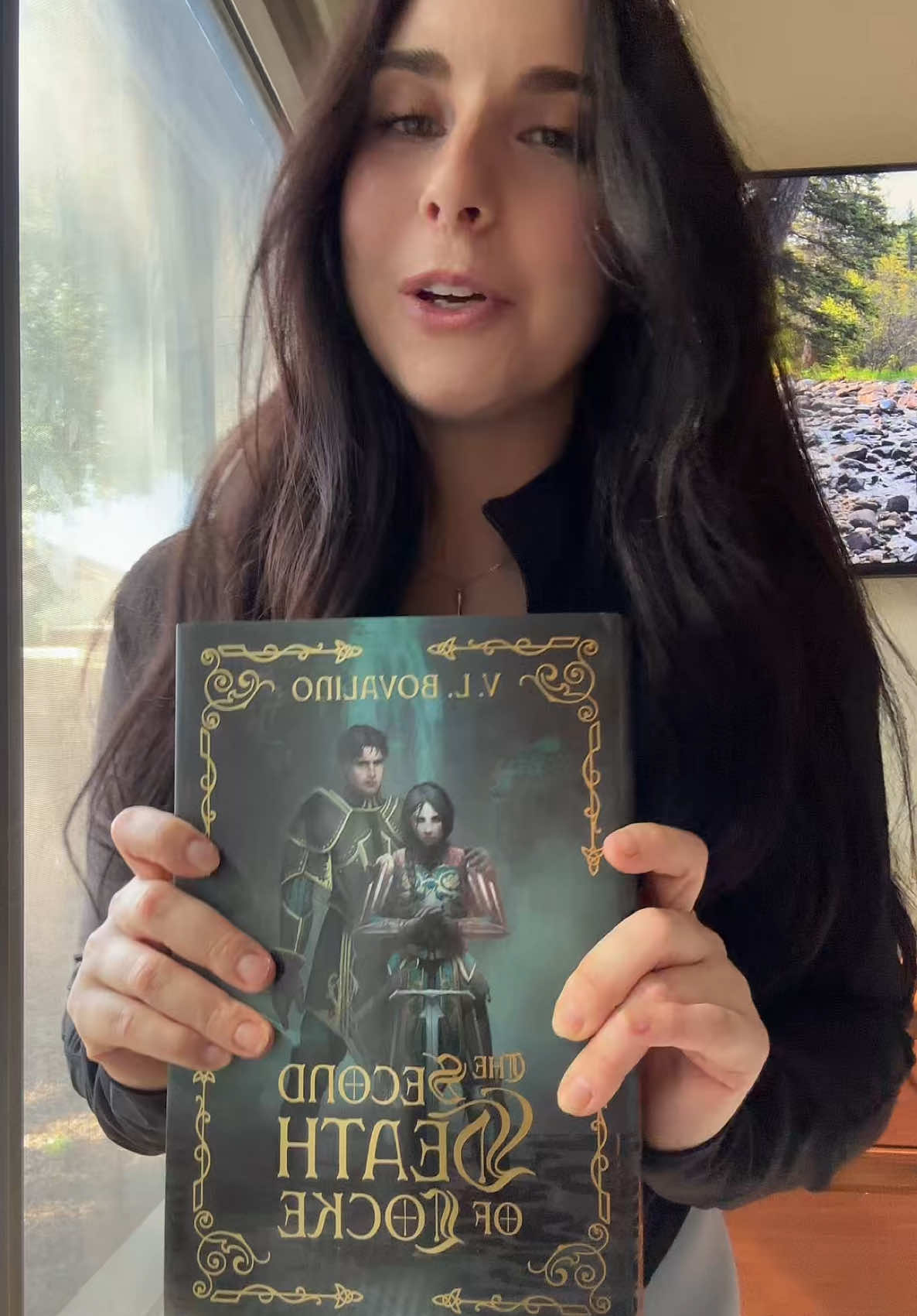 Outfit of the day + book of the day 