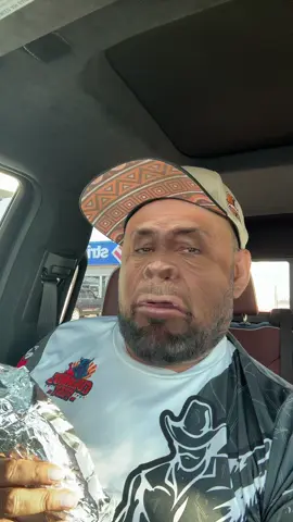 Lo obligan a uno refugiarse en el calor de otros brazos #tacos #lonche #stripes 