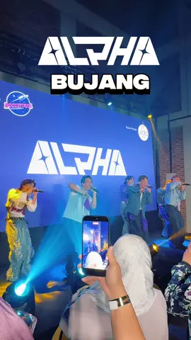 Untuk pertama kalinya @alphaofficialmy membawakan lagu ‘Bujang’ versi @alphaofficialmy nyanyian asal @haelhusaini di showcase ‘Satu, Dua…Dia? ’ bersama @viumalaysia semalam. Lagu ‘Bujang’ versi @alphaofficialmy ini juga merupakan OST bagi Satu, Dua…Dia? akan datang bermula 23 Oktober 2025 ini. #BujangALPHA #ALPHA #A7PHA #MadeToDominate 