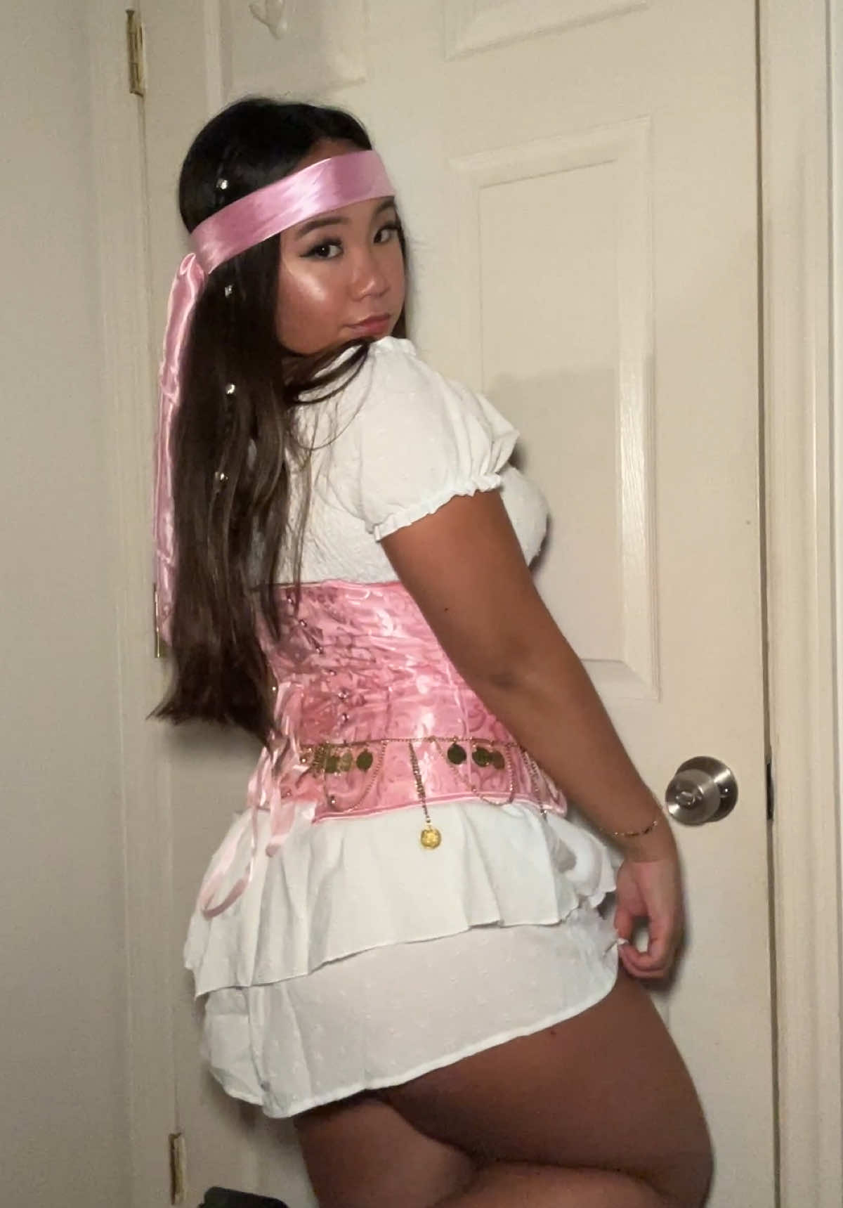 easy halloween costume idea 🩷 🏴‍☠️ pink pirate  #halloweencostume #lastminutehalloweencostumes #halloween2025 #pinkpirate #piratecostume 