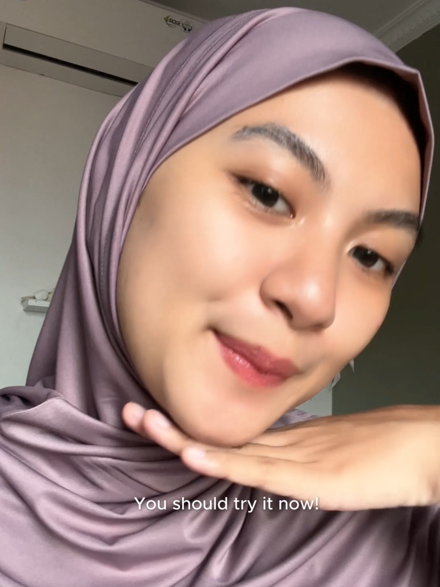 Kulit nampak glowing tapi tetap ringan gila 😍Sunscreen ni bukan je lindung dari matahari,tapi juga bantu pudarkan dark spot & bagi efek cerah semulajadi 🌤️With Beetroot to brighten and Oat Kernel to soothe —you’ll feel how soft & comfy it is on your skin 💕 Trust me, once you try it… you’ll never skip sunscreen again! Klik link kat bawah / join live sekarang untuk dapat harga promo #ozzaskin #ozzaskinbyokisetianadewi #ozzaskinmalaysia #SunscreenViral #SkincareMalaysia