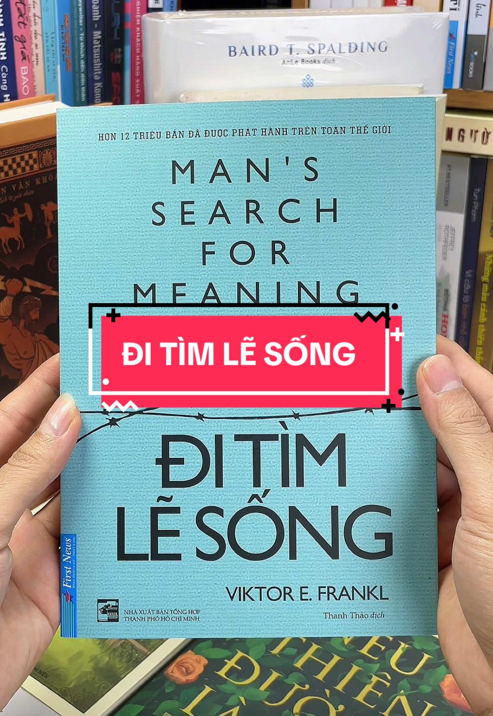 Đi Tìm Lẽ Sống – Cuốn sách khiến hàng triệu người thay đổi cách nhìn về khổ đau và hạnh phúc. Bạn đã bao giờ tự hỏi… vì sao có người trải qua địa ngục mà vẫn sống với nụ cười bình thản? “Đi Tìm Lẽ Sống” là hành trình có thật của Viktor E. Frankl – một bác sĩ tâm lý sống sót sau trại tập trung Đức.  Ông không viết về cái chết, mà viết về lý do để sống. Giữa nơi con người bị tước đoạt mọi thứ, Frankl nhận ra: “Ai có lý do để sống, người đó có thể chịu đựng mọi hoàn cảnh.” Đây không chỉ là một cuốn sách chữa lành, mà là ngọn đuốc dẫn đường cho những ai đang lạc lối, mệt mỏi với cuộc sống. Nếu bạn đang hoang mang, chênh vênh giữa áp lực và mất mát – hãy đọc “Đi Tìm Lẽ Sống”. Cuốn sách này sẽ thức tỉnh bạn theo cách nhẹ nhàng mà sâu sắc.#tiemsachbinhyen #BookTok #sach #sachhay #ditimlesong 