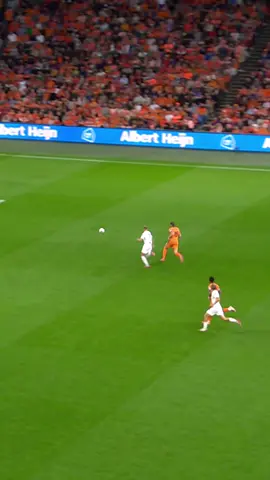 Micky van de Ven’s pace ⚡️🔒 #NothingLikeOranje #WCQ 
