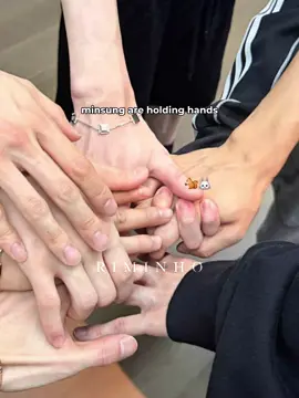they just can't miss a chance to hold hands. the way minho grabbed him, so tight his fingers turned white #minsung #leeknow #hanjisung 