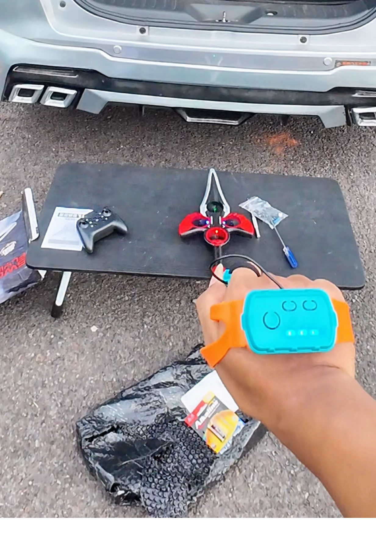 Pesawat berbentuk pedang langsung mendapatkan 2 Remote Control... Bisa pakai Remot Joystick bisa pakai Remote Gestur Tangan  . #rcpesawat 