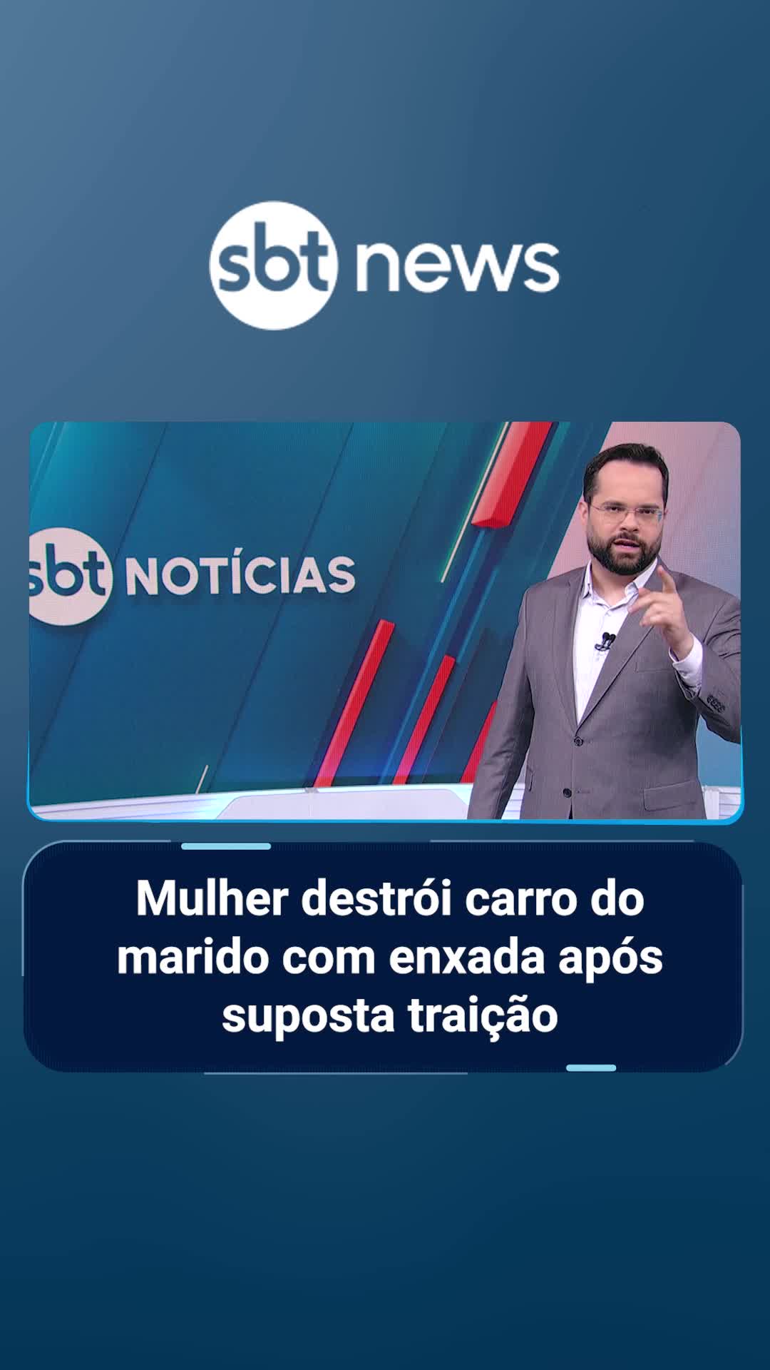 Uma mulher foi flagrada destruindo o carro do próprio marido com uma enxada em Água Doce do Norte, no Espírito Santo. O vídeo mostra a mulher quebrando vidros, retrovisores, faróis e a lataria do veículo em plena luz do dia. Testemunhas afirmam que a ação foi motivada por uma suposta traição. | #sbtnews #notícias #sbtnotícias #mulher #destrói #carro #marido #enxada #traição #es
