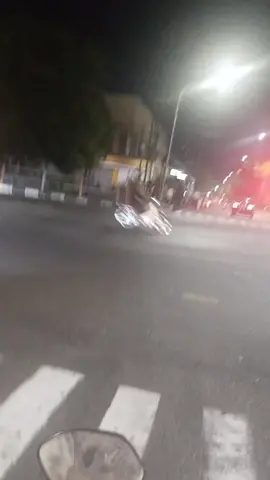 muncul semburan di sungai yg berbau gas menyengat di Rungkut..apaa ya kiranya? moga aja gak berkepanjangan #semburan #surabaya #rungkut 