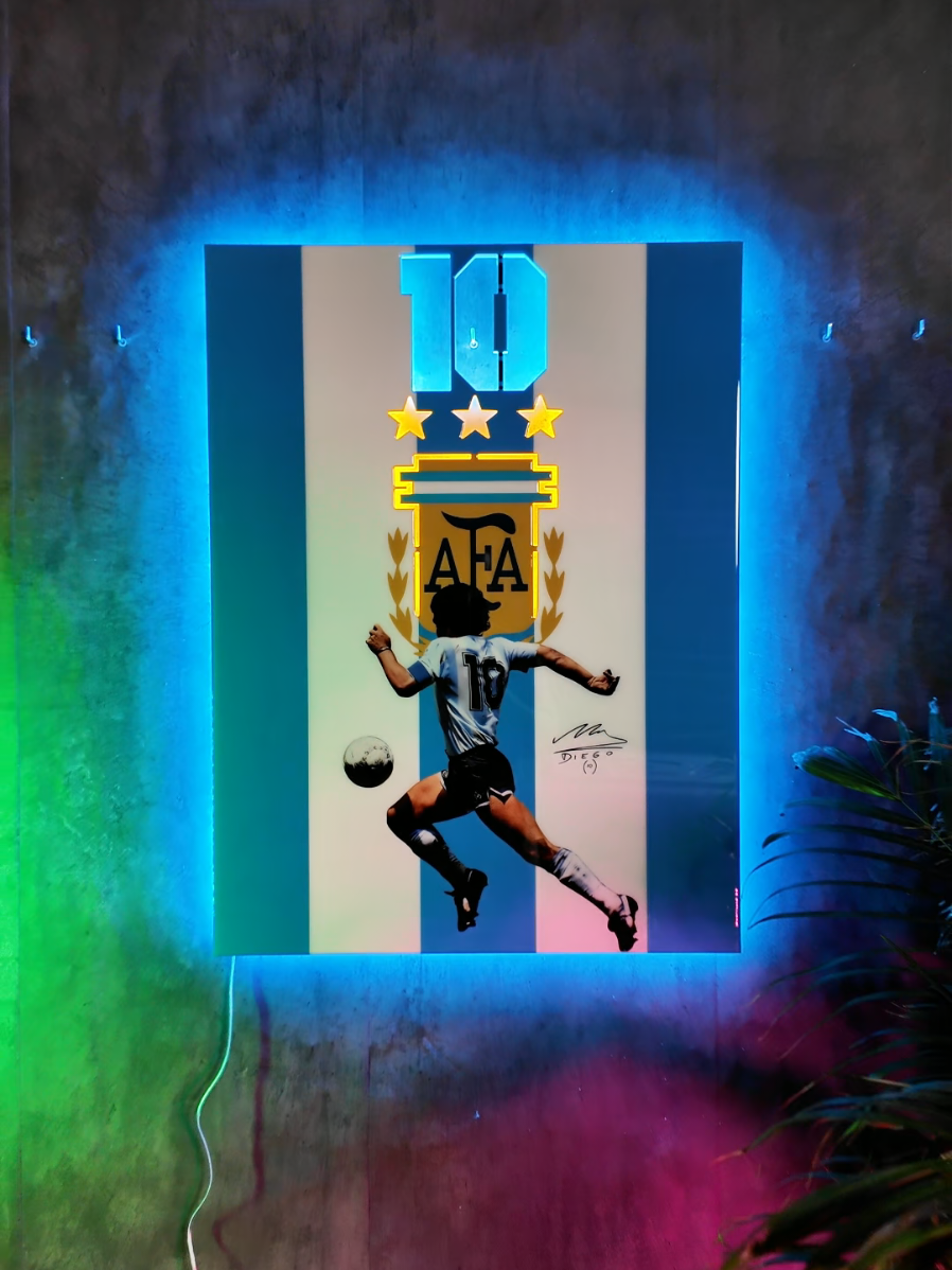 Cuadro Diego Maradona 💙 Maradona vs Messi ! Quien es mejor votad! 👉Cuadro Diego Maradona con resina epoxi y led neón  🔥 Si quieres hacerte con una pieza personalizada envíame un privado y te paso información 