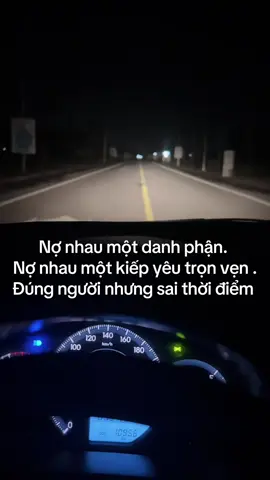 Vẫn cô đơn đến cái tay cầm dt cũng thiếu để mà quay chiếc videos đẹp..