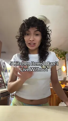 I love them so much #kitchengadgets #kitchenmusthaves #thriftfinds #manualjuicer #sustainablekitchen 