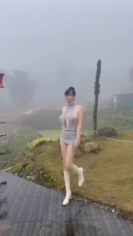Anh ơi trái đất dẫu tròn, anh trốn không kỹ là còn gặp em.😄