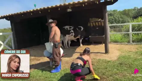 Não sabe brincar, não desce pro play! Matheus botou Duda no trato da vaca e do búfalo pra “castigar” por uma traição que só existiu na cabeça dele, até porque ela não prometeu nada pra ele. E o que ela fez? Deu um presentinho à altura, um mimo direto do búfalo! 💩🤣 #TeamDuda #AFazenda17