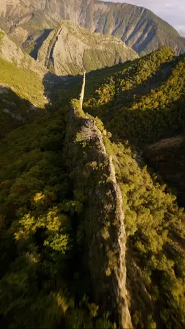Sharp 🔪  #fpvdrone #autumncolors #alpesdehauteprovence 