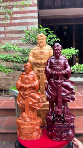 Bức tượng trong hình là tượng Trần Quốc Tuấn, còn được biết đến với tên gọi Hưng Đạo Đại Vương Trần Hưng Đạo, một vị tướng kiệt xuất và anh hùng dân tộc của Việt Nam.  Tên thật của ông là Trần Quốc Tuấn, là một nhà quân sự lỗi lạc của nhà Trần, có công lớn trong việc lãnh đạo quân dân đánh tan ba cuộc xâm lược của quân Nguyên Mông vào thế kỷ 13.  Trong phong thủy, tượng Trần Quốc Tuấn mang ý nghĩa xua đuổi tà ma, loại bỏ khí xấu và cầu mong sự phù hộ cho con đường công danh, sự nghiệp.  Việc trưng bày, thờ cúng tượng Trần Quốc Tuấn trong gia đình thể hiện lòng biết ơn, tinh thần yêu nước và niềm tự hào dân tộc.  Tượng ông thường được tạc với hình ảnh uy dũng, tay cầm kiếm, thể hiện khí phách của một vị tướng tài ba.