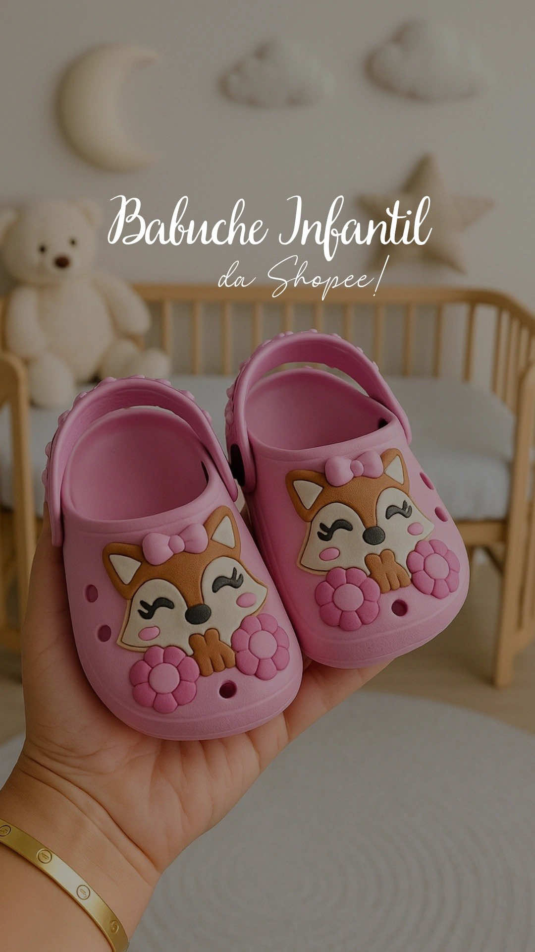 Babuche fofura máxima! 🦊🌸 Leve, confortável e antiderrapante para os passinhos da sua pequena. #BabucheInfantil #MeninaFofa #Raposinha #SandaliaKids #LeveEConfortavel   