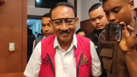 Mantan Wali kota Kupang Jonas Salean diperiksa Sebagai Tersangka Dan Di Tahan Selama 20 Hari Kedepan dalam dugaan korupsi pengalihan aset Pemkab Kupang di Jalan Veteran Kelurahan Fatululi Kota Kupang. Kamis, 16 Oktober 2025. #nttbacarita #ntt_bacarita #viral #ntt #jangkauanluas 