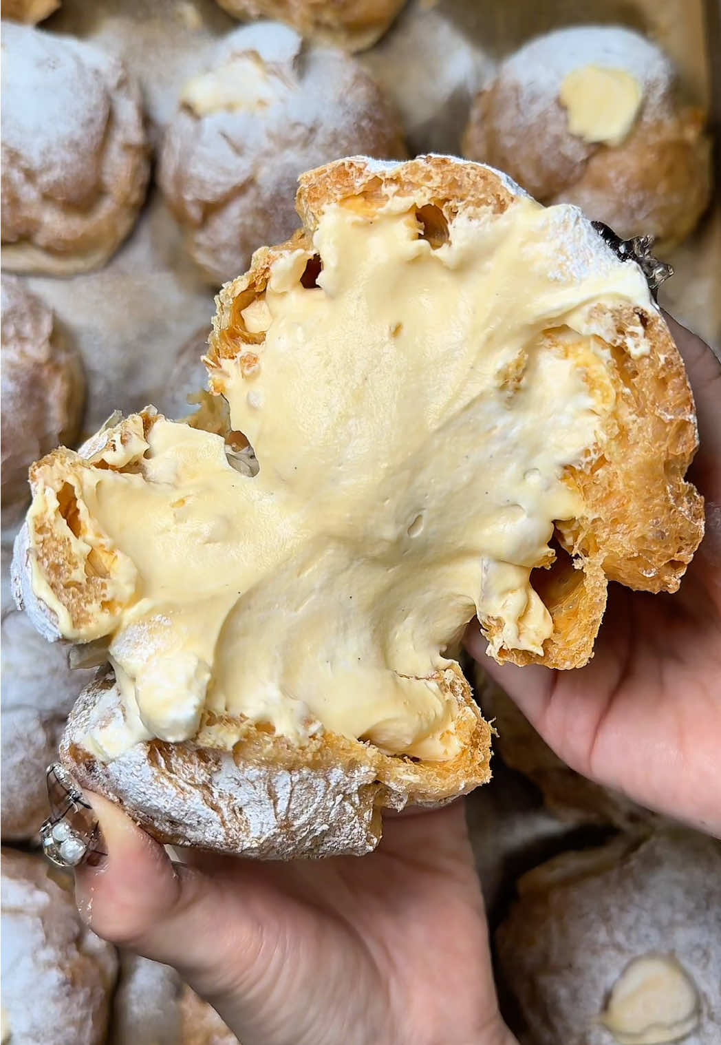 【岐阜で愛され続ける至福のシュークリーム✨】 30年以上続く岐阜県内に2店舗を構えるフランボワーズさん🫶🏻🤍 𓌉𓇋‎‎ パリの朝市　¥380 フランボワーズさんの絶品シュークリーム「パリの朝市」は 大きくパリパリの生地の中には生クリームとカスタードクリームがたっぷり🤤 濃厚な２つのクリームを絶妙なバランスで合わせる事で 美味しさが溢れてくるよ🫶🏻✨ シュークリームのシューはフランス語でキャベツ！ フランス修行の際に新鮮で大きなキャベツを見かけて 「こんな大きなシュークリームを作ってみたい」と思ったことから このパリの朝市が生まれたんだそう✨ 一口食べるごとに口の中に広がる優しい甘さと濃厚さに大満足で ギフトにもぴったり🩵 シュークリームの他にも美味しいスイーツがたくさんあるフランボワーズさんでは カフェも併設していてイートイン限定のケーキプレートが ¥450とリーズナブルでおすすめ！ ぜひ足を運んでみてね🥰 𓈒𓏸𑁍𓏸𓈒𓂃𓂃𓂃𓂃𓂃𓂃𓈒𓏸𑁍𓏸𓈒 フランボワーズ 北方店 𖠿岐阜県本巣郡北方町高屋1351  ☎︎ 058-323-3875 ◷ 10:00〜18:30 （日）・祝 10:00〜18:00 定休日┆（月）（火）・不定休 駐車場┆あり キャッシュレス┆PayPay/クレジットカード ※営業時間や定休日等は変更となる場合があります。 お店のHPなどでご確認をお願いいたします。 𓈒𓏸𑁍𓏸𓈒𓂃𓂃𓂃𓂃𓂃𓂃𓈒𓏸𑁍𓏸𓈒 The Beloved Cream Puff of Gifu ✨ For over 30 years, Framboise has been loved by locals for its heavenly sweets🫶🏻🤍 𓌉𓇋‎‎ “Paris Morning Market” – ¥380 A large, crispy choux filled with rich custard and whipped cream 🤤 Inspired by fresh cabbages seen during pastry training in France, this cream puff is as big and delightful as its name! Perfectly balanced sweetness — ideal for gifts too🩵 Enjoy their cozy café with eat-in-only cake plates for just ¥450☕️🍰 Framboise Kitagata Store 📍1351 Takaya, Kitagata-cho, Motosu-gun, Gifu 📞 058-323-3875 🕙10:00–18:30 (Sun & Holidays 10:00–18:00) 🗓Closed: Mon & Tue 💳PayPay / Credit Cards accepted #岐阜グルメ #japanesefood #tiktokfood #cooking 